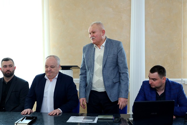 Доповідає професор Любомир Царик